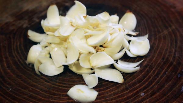 秋冬季節交替時,適合做份萵筍炒百合,清脆甘甜,清火潤肺還美味 秋冬季節交替時,適合做份萵筍炒百合,清脆甘甜,清火潤肺還美味