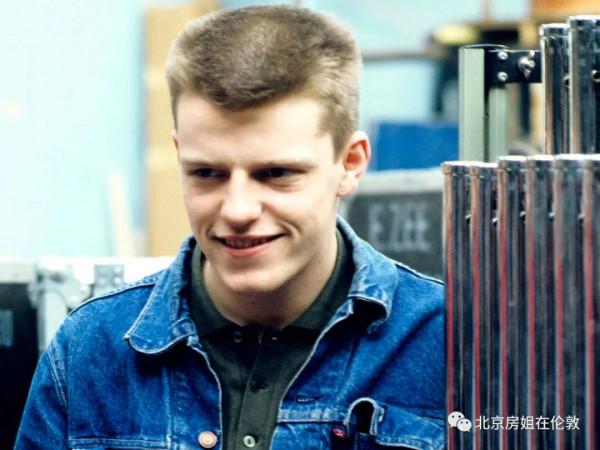 Madness樂隊主唱Suggs前住宅要價£1,950,000,附帶一個鍍金酒吧 Madness樂隊主唱Suggs前住宅要價£1,950,000,附帶一個鍍金酒吧