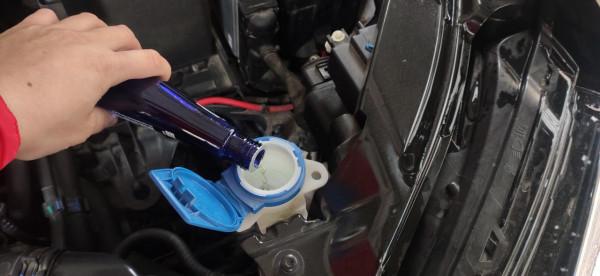 前擋風玻璃去油膜作業