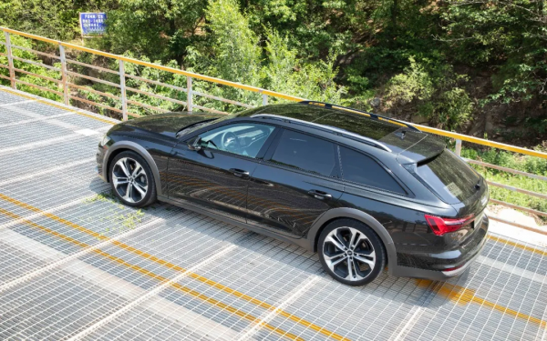 價格堅挺，一車難求，這臺小眾車在國內賣出“爆款”的感覺，牛