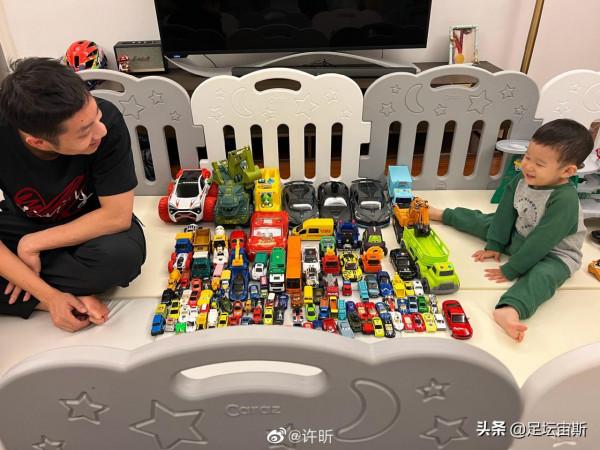 許昕攜漂亮媳婦拜年，手拿糖葫蘆！姚彥笑容甜美，子女雙全太幸福