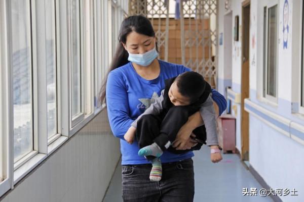 男童突然發病確診重症,爸爸藉故外出,耳聾媽媽獨自帶他艱難求醫 男童突然發病確診重症,爸爸藉故外出,耳聾媽媽獨自帶他艱難求醫