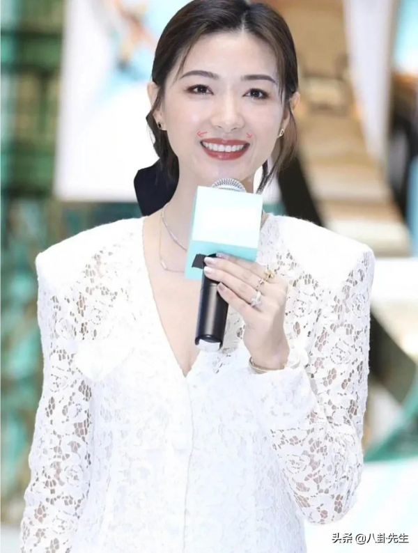 路人鏡頭下的女明星:劉詩詩唐嫣法令紋明顯,迪麗熱巴童瑤身材好 路人鏡頭下的女明星:劉詩詩唐嫣法令紋明顯,迪麗熱巴童瑤身材好