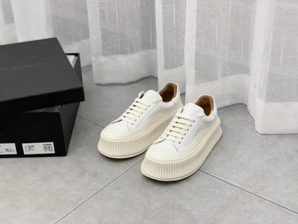 一款極簡的厚底小白鞋 一款極簡的厚底小白鞋