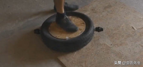 小夥用輪胎和鐵桶做取暖器，不用電，還鍛鍊身體，房間暖和了