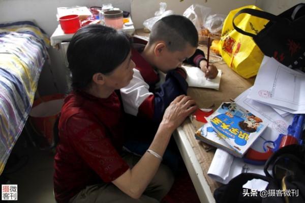 一家6口4人殘疾，兒子精神障礙離家出走，奶奶苦熬十年救孫