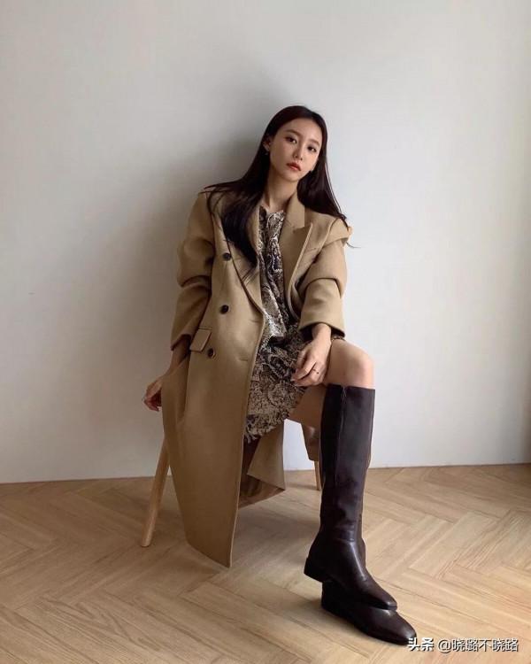 今年秋天“裙子+直筒靴”火了!遮肉還修飾腿型,小個子都愛了 今年秋天“裙子+直筒靴”火了!遮肉還修飾腿型,小個子都愛了