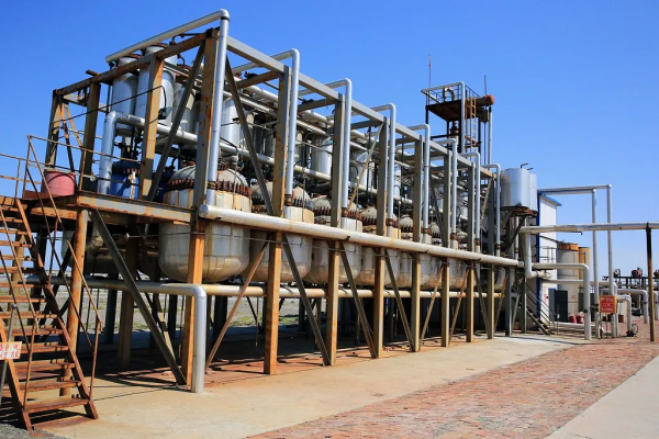 資產百億，連夜把公司送人後，他去哪了？