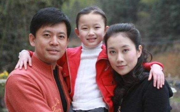 何政軍：錯過鞏俐娶初戀為妻，出道多年無緋聞，父親身份不一般