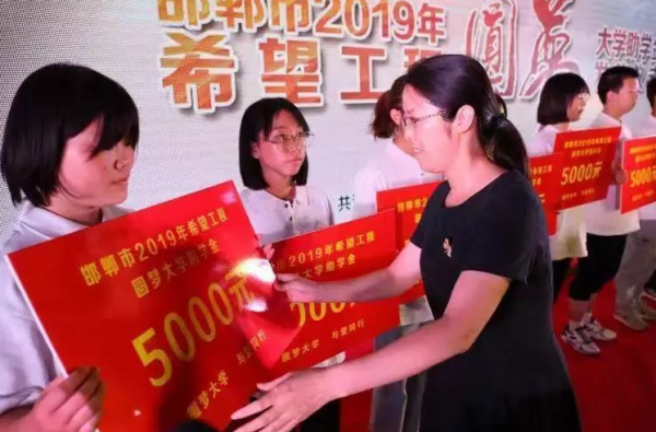 上大學後才知道，那些拿補助的“貧困生”，可能並不是真“貧窮”