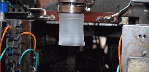 洗髮水的瓶底和牛奶瓶的提手，原來是吹出來的