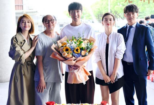 42歲高圓圓換新發型，新劇連穿3套風衣，配&OpenCurlyDoubleQuote;鎖骨發&rdquo;氣質都變了