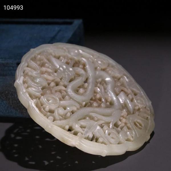清代 新疆和田玉鏤空雕龍紋玉板