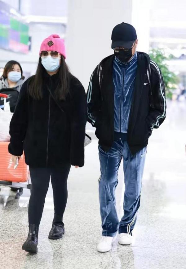 王嶽倫機場秀父女情，卻意外穿成她大姨，王詩齡打扮成熟氣質好拽