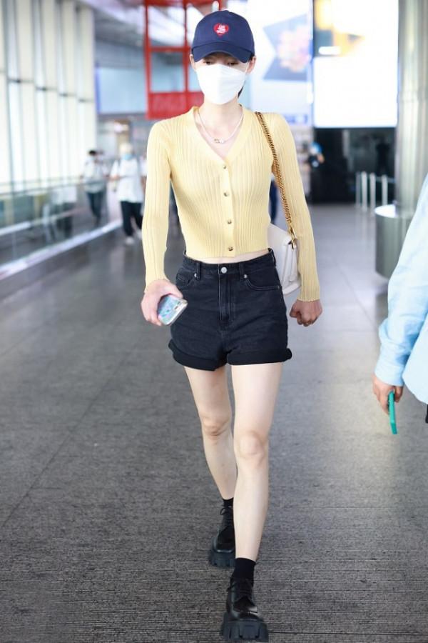 王麗坤不愧是舞蹈專業的,穿針織衫+短褲也很高階,線條感真優美 王麗坤不愧是舞蹈專業的,穿針織衫+短褲也很高階,線條感真優美