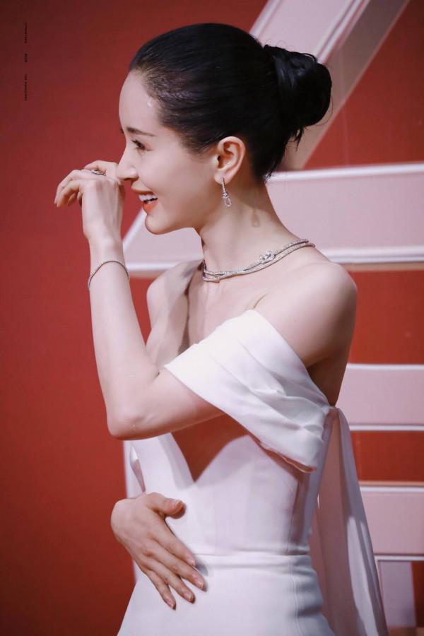 王子文日常穿搭大方美麗 網友們覺得她演技怎樣可評論關注轉發分享