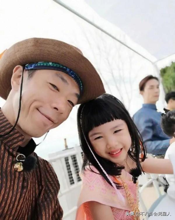 媽媽貌美如花，卻長得像爸的10位星二代，成龍子女都是大鼻子