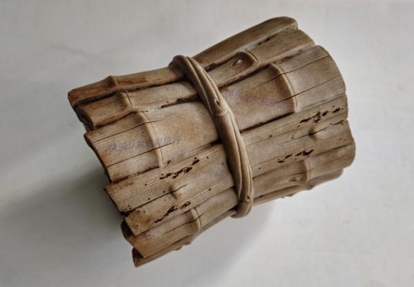 梅縣謝伯花10萬元買個仿清代筆筒，竹片加水泥製成？還說不後悔
