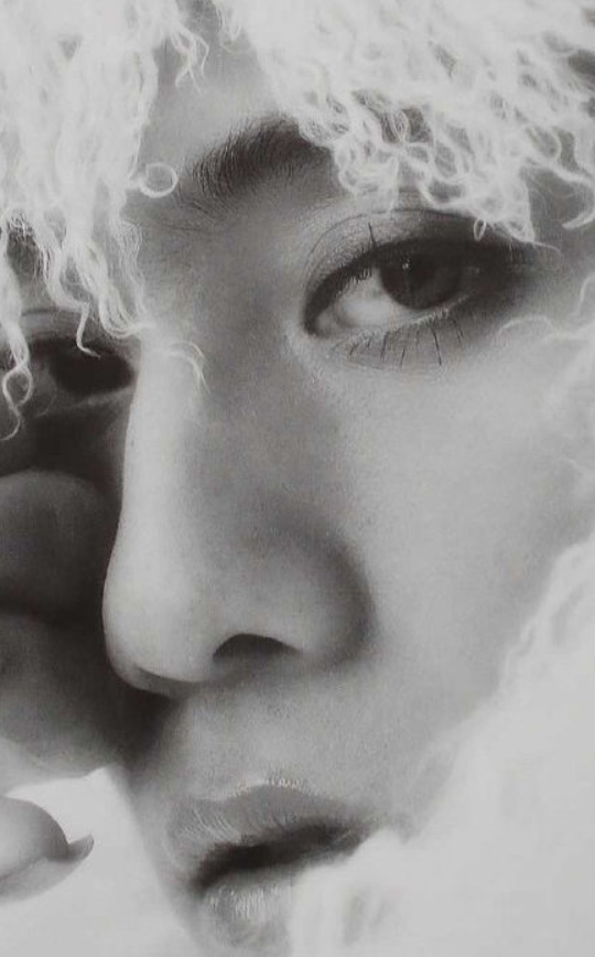 43歲劉燁女裝舊照曝光,手夾香菸眼神有戲,一頭捲髮明豔動人 43歲劉燁女裝舊照曝光,手夾香菸眼神有戲,一頭捲髮明豔動人