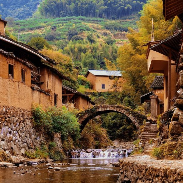 在浙江深處，有一個江南秘境，與世半隔絕中，獨特油畫景色醉人