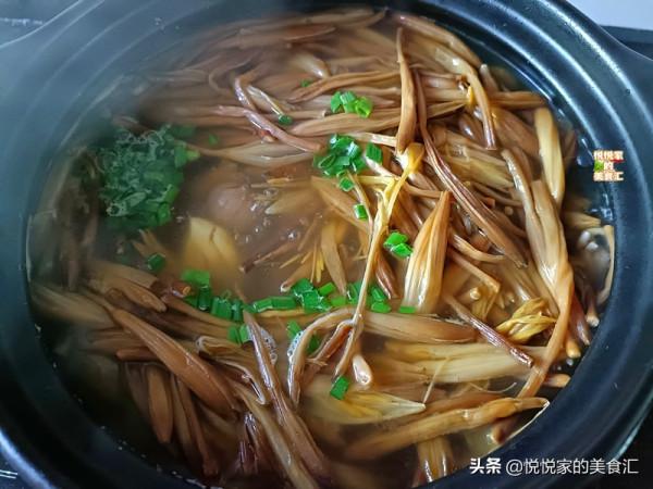 冬天降溫，常用這菜燉雞肉，溫和滋補又驅寒，孩子多喝增強體質