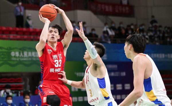 分差被追到2分後,趙繼偉用一手勢指揮郭艾倫跑位助張鎮麟完成劈扣 分差被追到2分後,趙繼偉用一手勢指揮郭艾倫跑位助張鎮麟完成劈扣