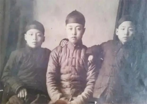 教導員上任,營長見他後愣住了:你不是常來我家收租的地主少爺嗎 教導員上任,營長見他後愣住了:你不是常來我家收租的地主少爺嗎