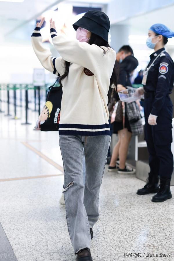 張碧晨裝扮休閒隨性,漁夫帽遮臉擺手闊步行走顯得瀟灑 張碧晨裝扮休閒隨性,漁夫帽遮臉擺手闊步行走顯得瀟灑