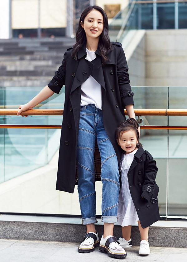 董璇母女同穿桃心長褲，灰色拼接西裝丸子頭，小酒窩抱腰撒嬌萌化