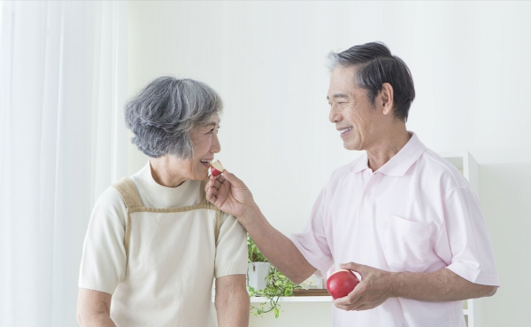 搭夥老伴堅持AA，52歲阿姨：想讓我免費伺候你一家9口？白日做夢