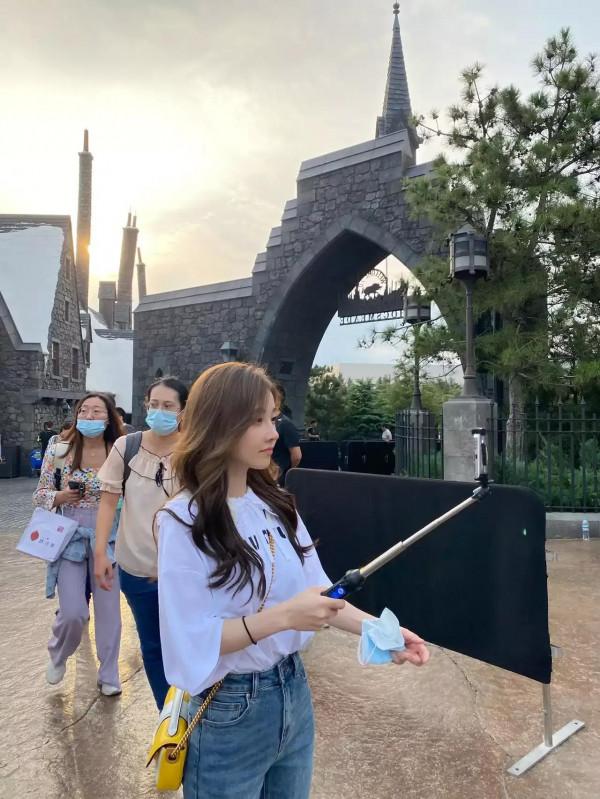 環球影城神秘顧客到訪,遊客紛紛求合影,網友直呼除了個子矮點,顏值無死角 環球影城神秘顧客到訪,遊客紛紛求合影,網友直呼除了個子矮點,顏值無死角