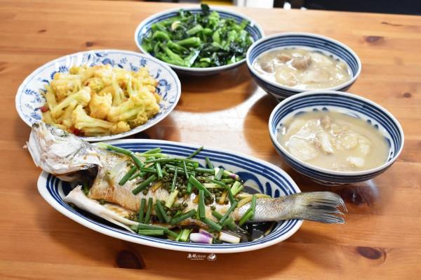 廣東兩口子的晚餐，有葷有素還有湯，吃著舒服，簡單的生活很美好