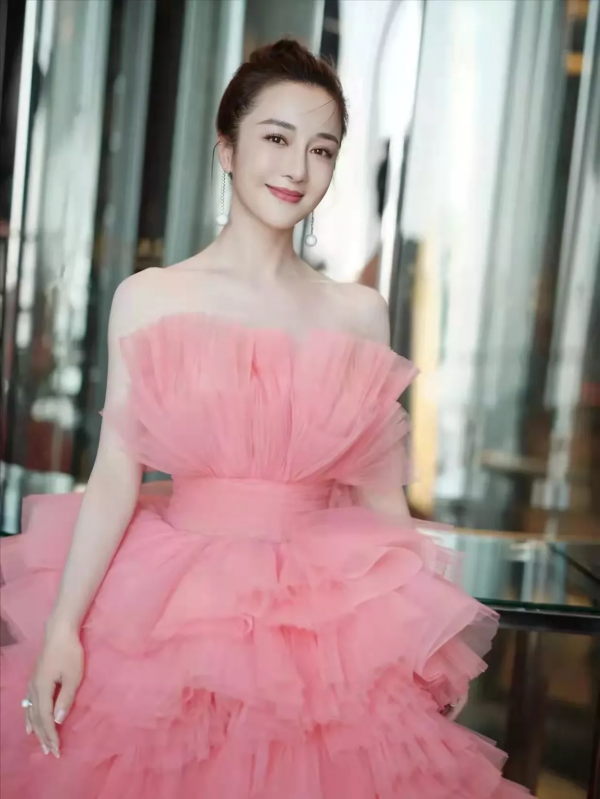 李依曉：甜美高畫質美照