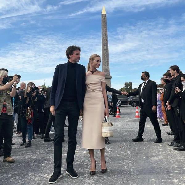 LV太子妃素顏和丈夫秀恩愛，39歲狀態很自然，看不出是五個娃的媽