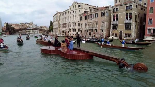 78歲大爺雕貼身衣物,一件25萬!網友看完後都說:有點味道 78歲大爺雕貼身衣物,一件25萬!網友看完後都說:有點味道