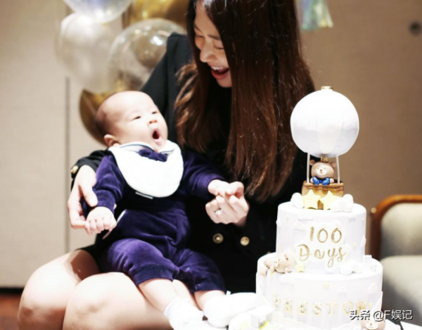 TVB小花岑杏賢為兒子舉辦百日宴派對 與老公兒子拍溫馨全家福