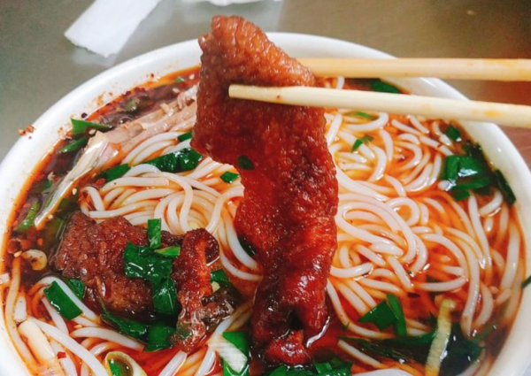 雲南農貿市場的小吃主角,10小時熬到骨肉分離,配米線才賣8塊錢 雲南農貿市場的小吃主角,10小時熬到骨肉分離,配米線才賣8塊錢