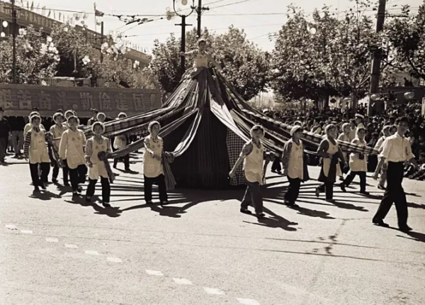 有閱兵和群眾遊行的國慶節是不是很有趣？來看看建國初期的國慶節