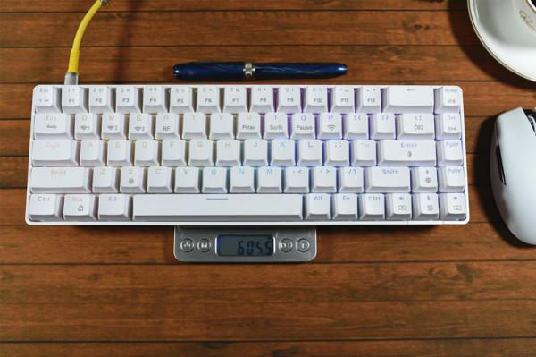 這鍵盤玩上就不想鬆手，平民好價，軸體熱插拔，還有RGB