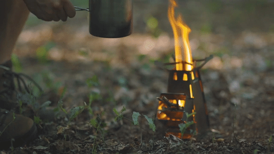 寒冷的天氣裡，組裝火爐子，取暖吃喝