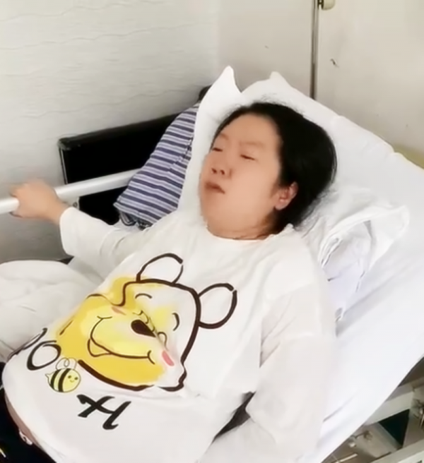 產婦上一秒宮縮疼得表情扭曲，下一秒卻畫風突變：疼也不忘記吃
