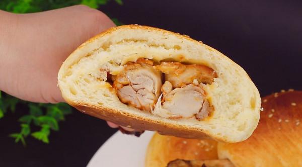 天氣寒冷,碰到這麵包,我絕不手軟,包上大雞腿,吃著真過癮 天氣寒冷,碰到這麵包,我絕不手軟,包上大雞腿,吃著真過癮