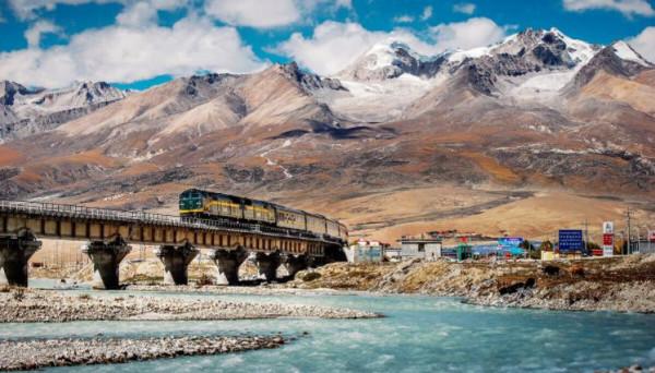 醉人秋色裡穿過秋天的火車，行駛在世界屋脊上，特殊地形的鐵路線