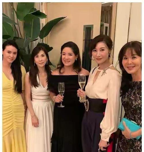 李嘉欣在ICU搶救兩天，上月露面還好好的，為何如今差點成植物人