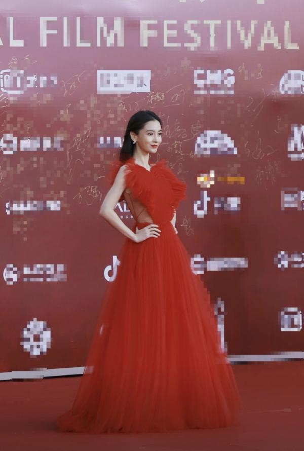 12位北影節紅毯女演員，姚晨粗腰李夢怪異，baby驚豔全場