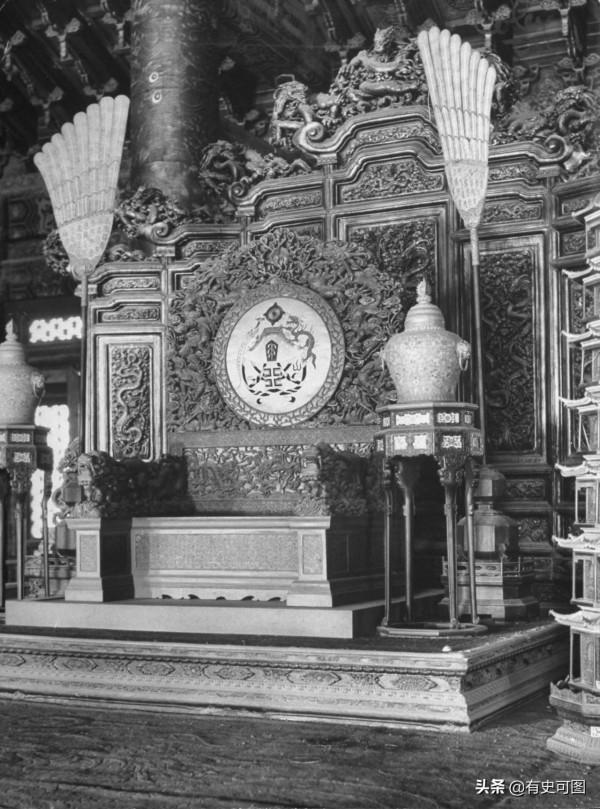 1946年的午門外停滿了汽車，太和殿上放著袁世凱的“西洋寶座”