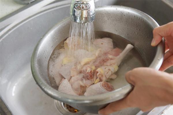 秋季燉雞湯，牢記“2不用3竅門”，雞湯清亮鮮香，好喝人人誇