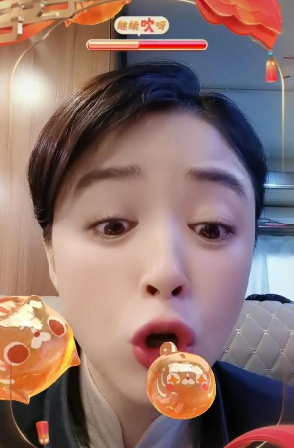 蔣欣戚薇嘟嘴吹糖人，哪個嘟嘴好看？