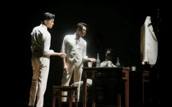 謝霆鋒空中轉呼啦圈,《飛虎3》滿屏荷爾蒙,內娛男星何時捲起來 謝霆鋒空中轉呼啦圈,《飛虎3》滿屏荷爾蒙,內娛男星何時捲起來