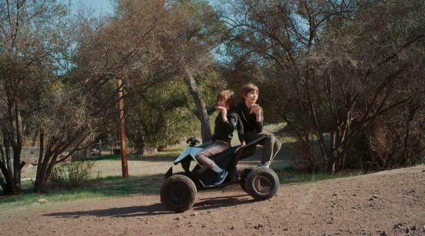 iPhone 14 Pro概念渲染圖曝光；特斯拉推出新款兒童車